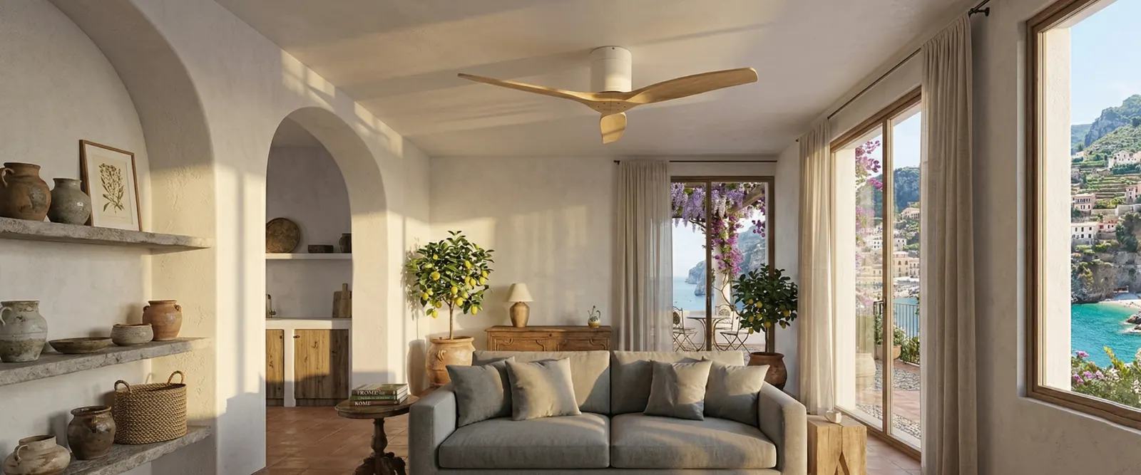 Elegante soggiorno con ventilatore da soffitto sulla costa italiana